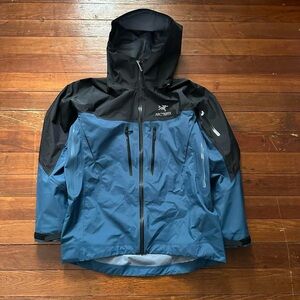 Arcteryx alpha SV blue and black Gore-Tex ski jacket